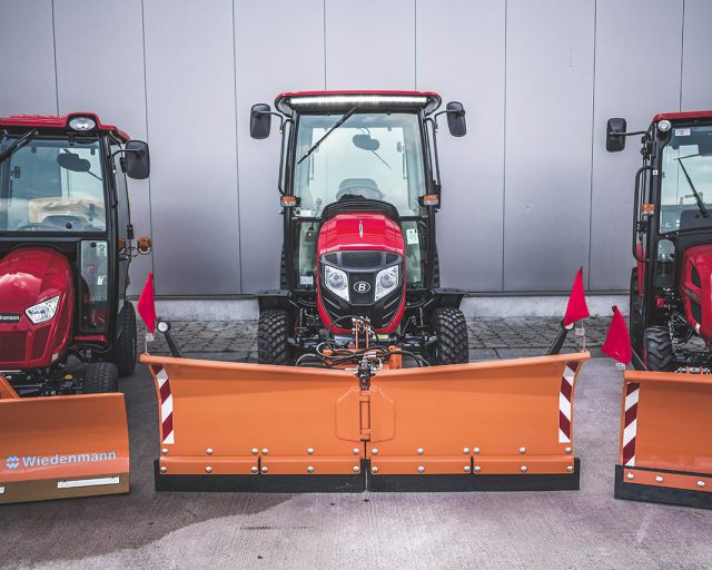 Blick auf drei rote Branson Traktoren die für Räumungsaufgaben im Bereich Kommunaltechnik zuständig sind
