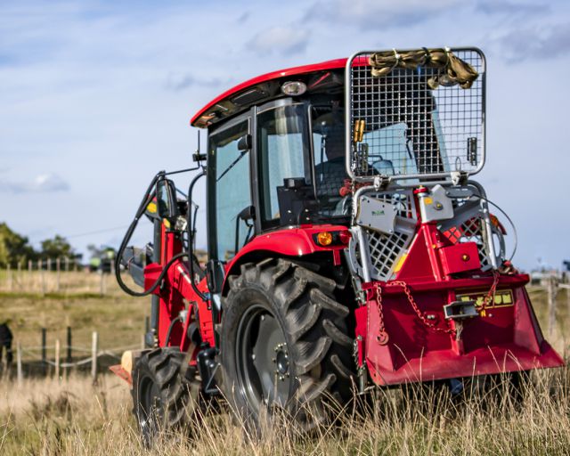 Blick auf roten TYM Traktor bei Feldarbeiten