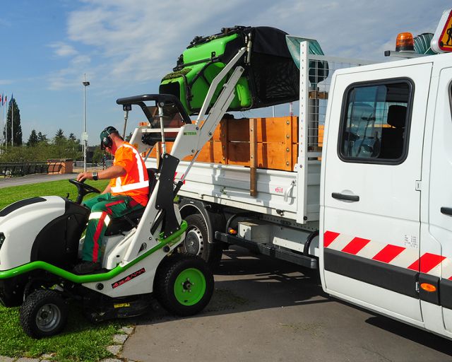 Blick auf professionellen Etesia Traktor bei der Befüllung eines Transports mit Mähabfällen