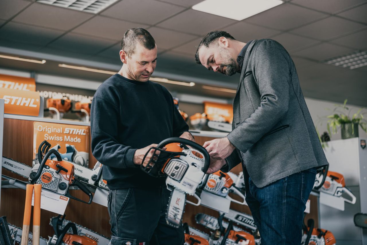 Mitarbeiter Matthes Motorgeräte im Verkaufsgespräch mit einem Kunden zu einer innovativen STIHL Motorsäge